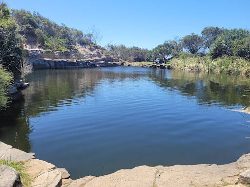 bank Angourie Blue Pool