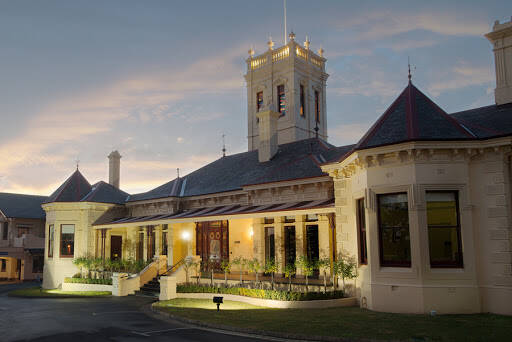 bank St Leonards College